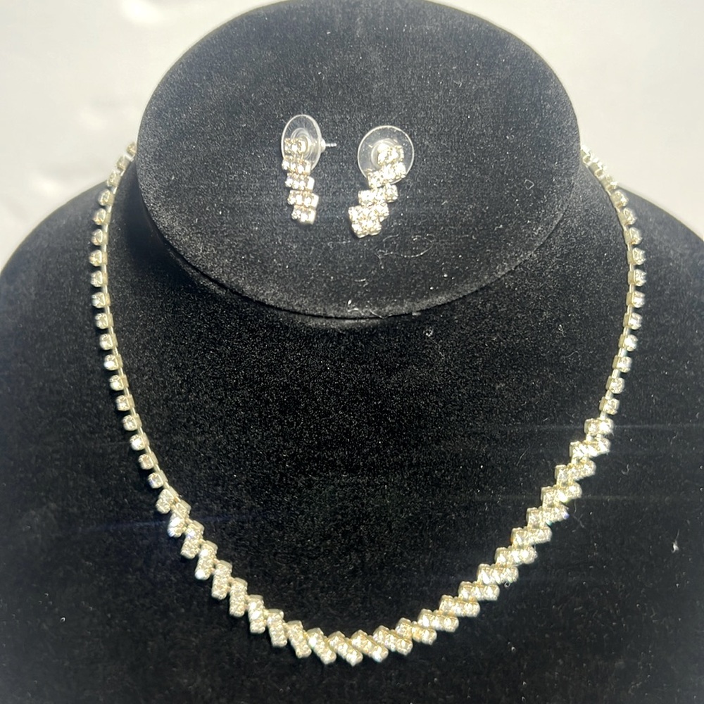 Pretty jeweled necklace